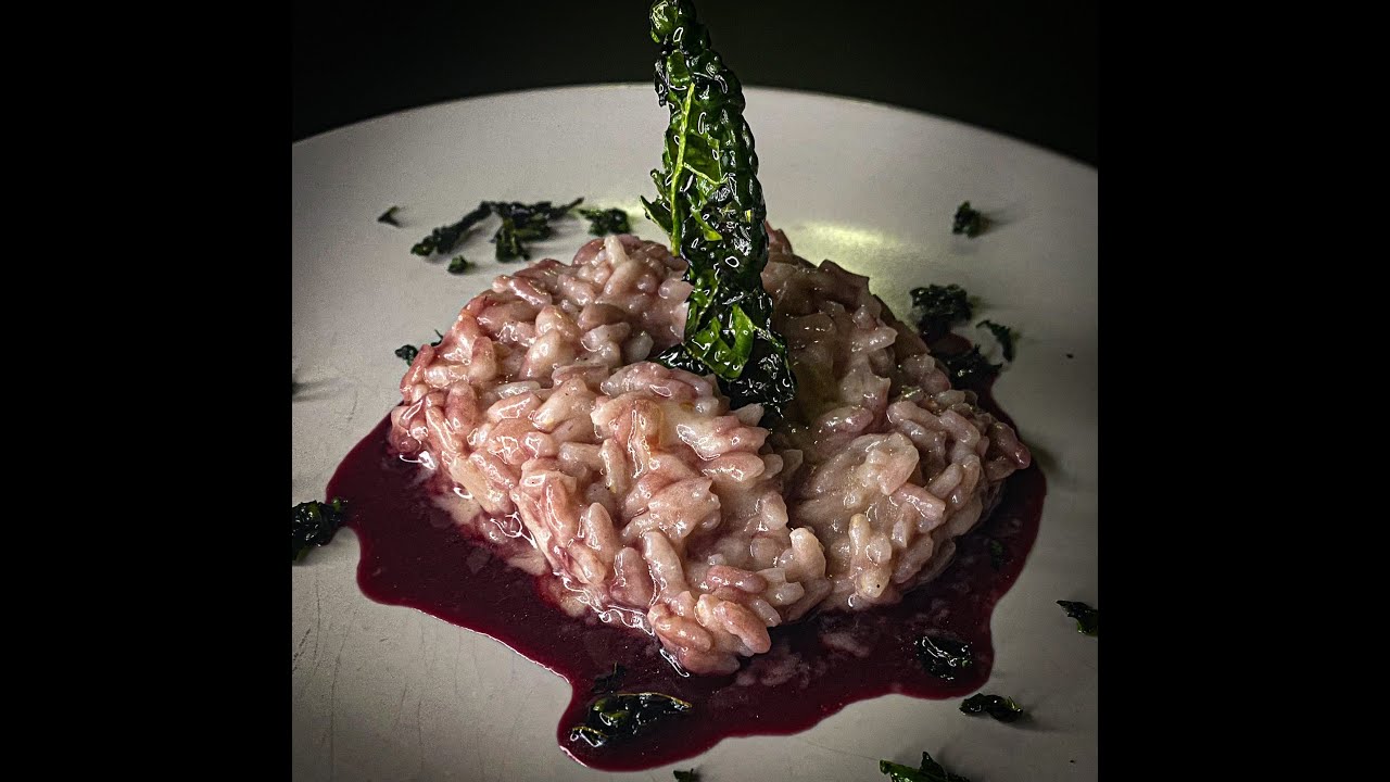 RICETTA RISOTTO ALLA PARMIGIANA CON CAVOLO NERO CROCCANTE E RIDUZIONE DI VINO ROSSO