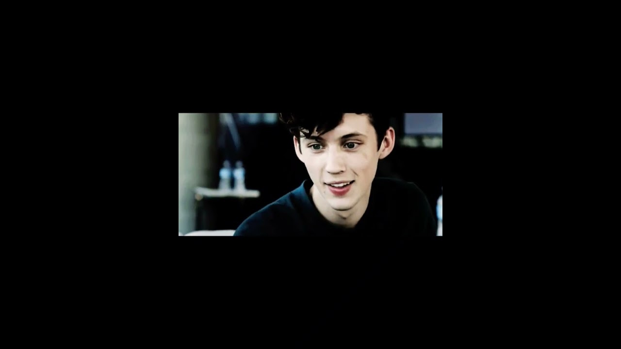 ᭚ᬢ᭄ᬭᭀᬯᬶᬲᬶᬧᬦ᭄᭟(Troye Sivan ) an Australian singer and songwriter 