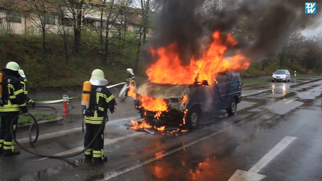 Feuerwehr Waiblingen löscht Fahrzeugbrand