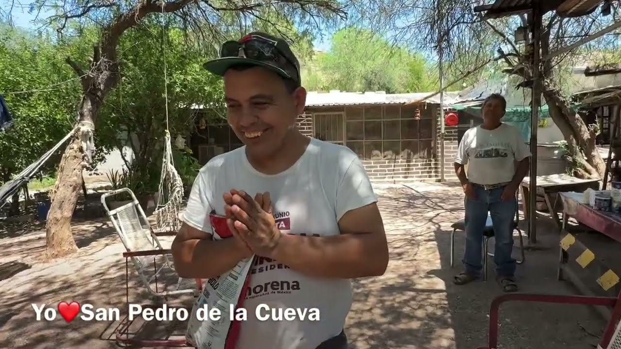 Iván de la familia Durazo feliz de recibir unos Doritos, soda y despensa agosto 2025
