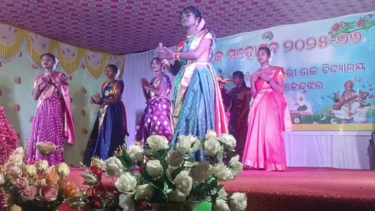 Radha bina krushna adha.. Kids dance