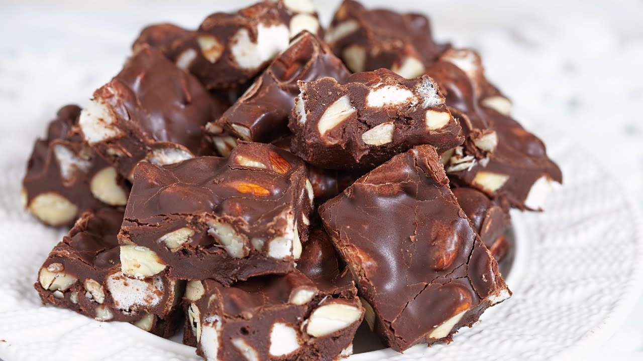4 Ingredient Rocky Road Fudge: The Easiest Christmas Candy EVER!