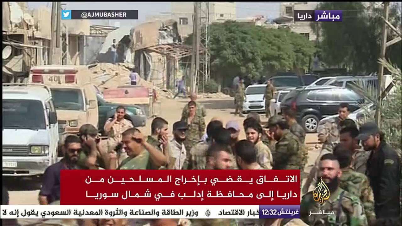 لحظة إخراج المدنيين من منازلهم في داريا بسوريا