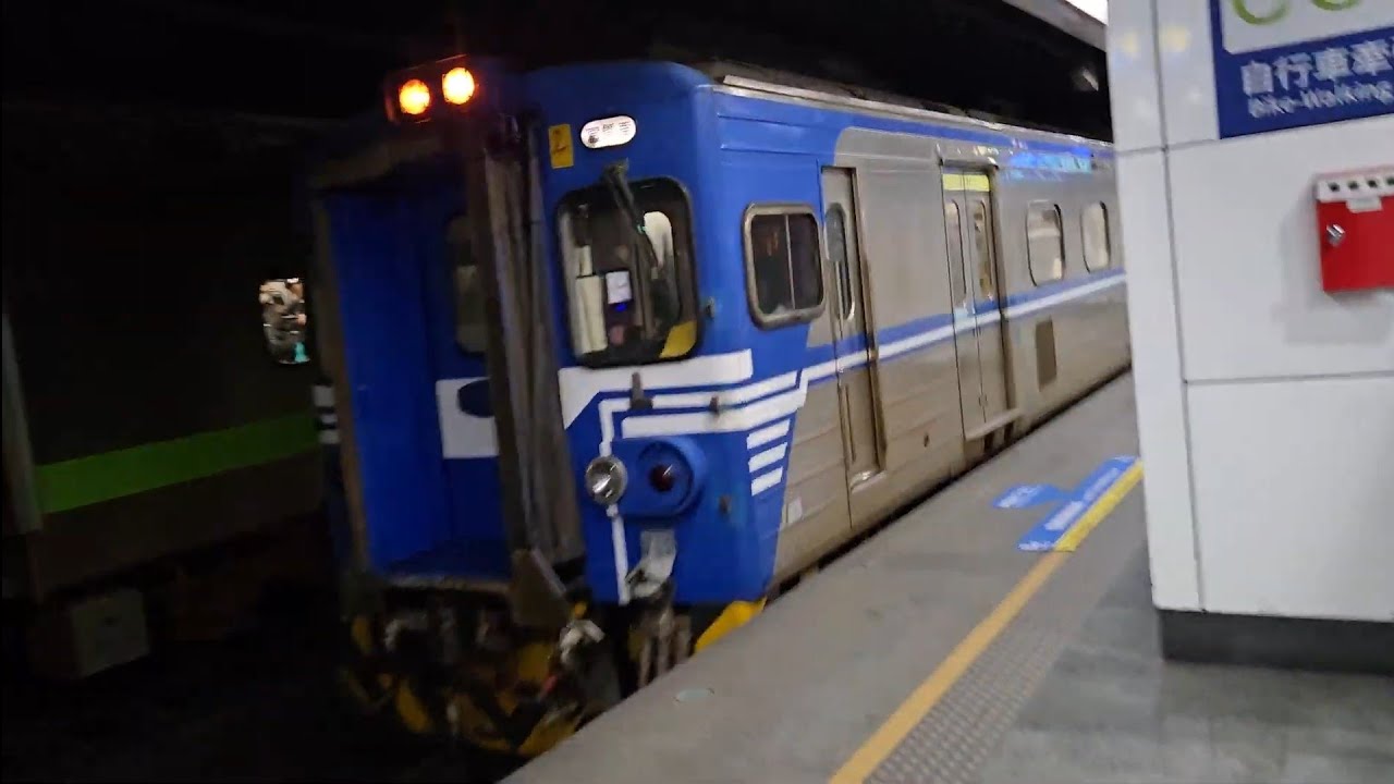 4152次楊梅發車經由宜蘭線開往福隆的銀綠色微笑號EMU900型十輛一編組EMU921區間車，和4111次南澳發車經由北迴線開往樹林的EMU500型八輛二編組EMU517+EMU506區間車