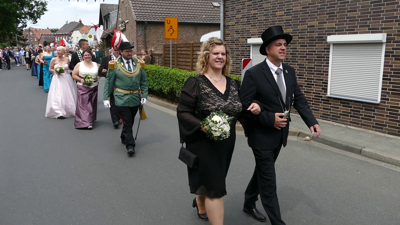 Bezirksschützenfest Niederkrüchten 2019: Einzug der Schützenkönige mit Gefolge