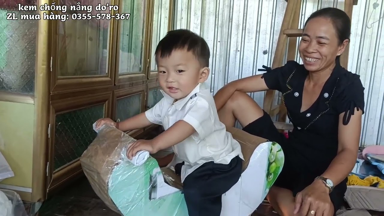 Dì sáu lại chế tạo đồ chơi cho cháu từ những hộp sữa