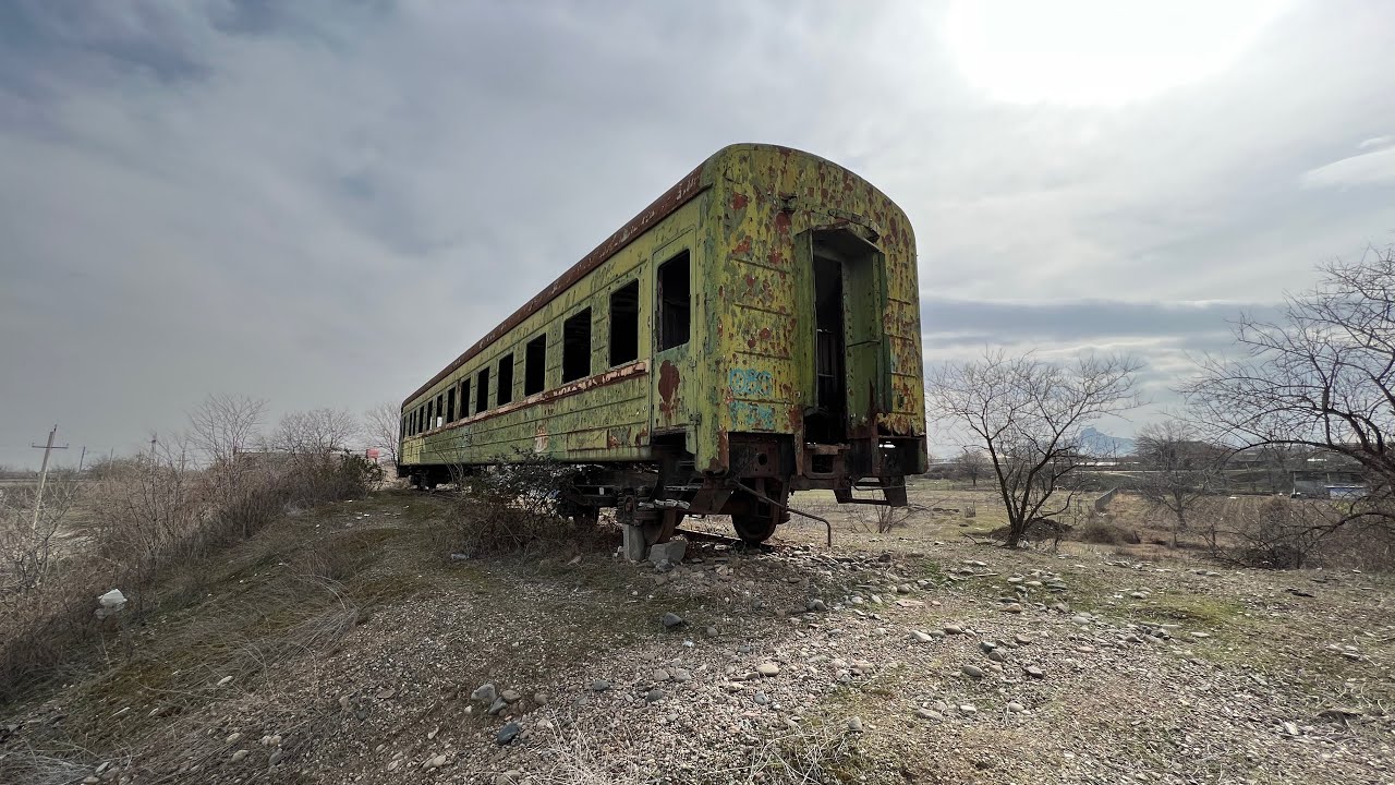Грузия. Вагон стоит, а рельсы разобрали. Марнеульский район.