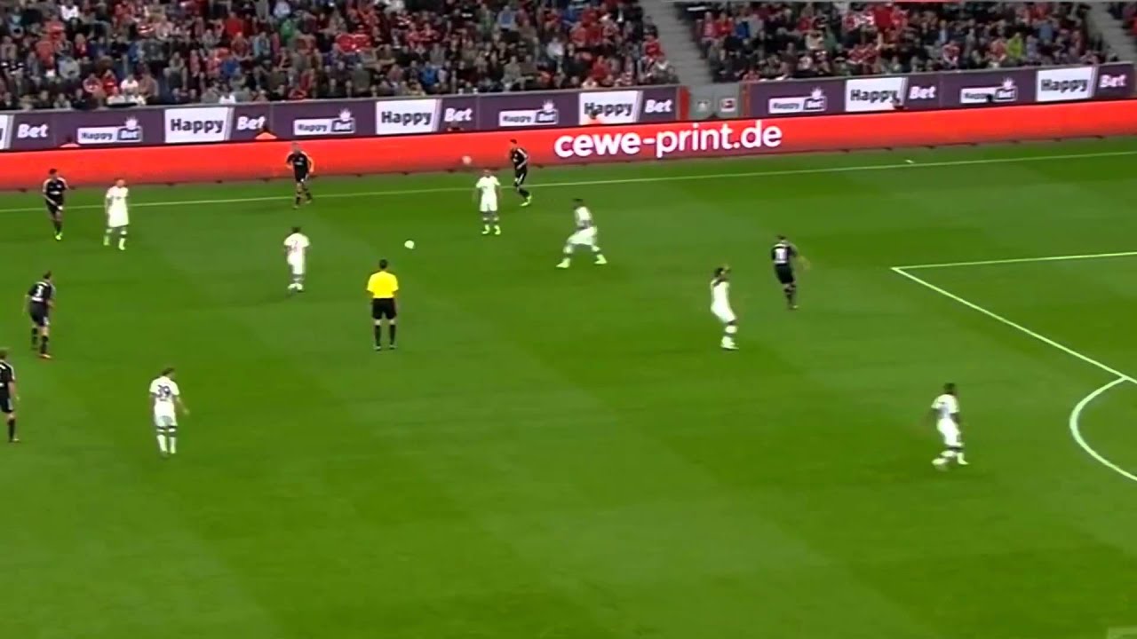 Philipp Lahm (as a defensive midfielder) Vs Leverkusen (05.10.13) 1. half