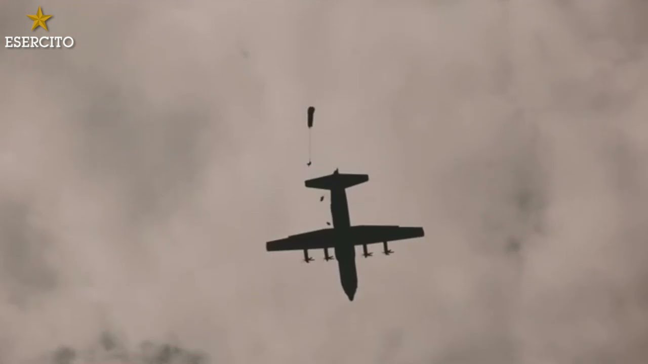 A bordo di un aereo C130J per un lancio dei Paracadutisti della Brigata Folgore