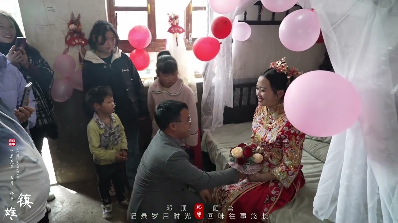 在正月初五情人节这天来一场街上走路的婚礼别提多浪漫与显眼包了 。两家的直线距离不过三公里！在这个难忘的日子里，情侣是送花，而他们却是手捧花！在这个特别的日子也祝天下有情人终成眷属！#婚礼纪 #航拍婚