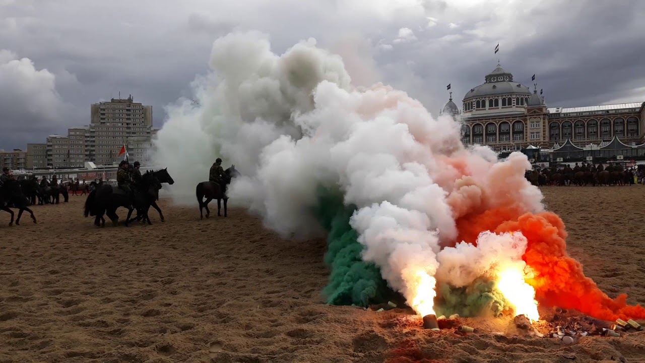 Cavalerie Ere-Escort oefent op Scheveningen
