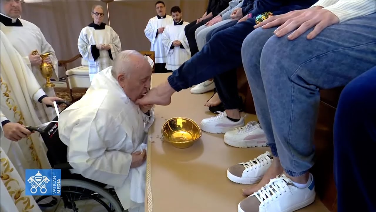 El Papa Francisco lava los pies a 12 reclusas: Cristo nos espera siempre con los brazos abiertos