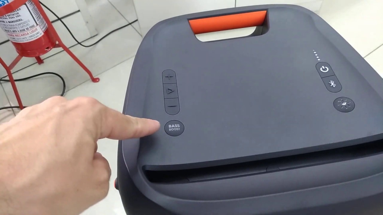 JBL Party Box 300, torre de som com bateria tocando FUEGO Alok.