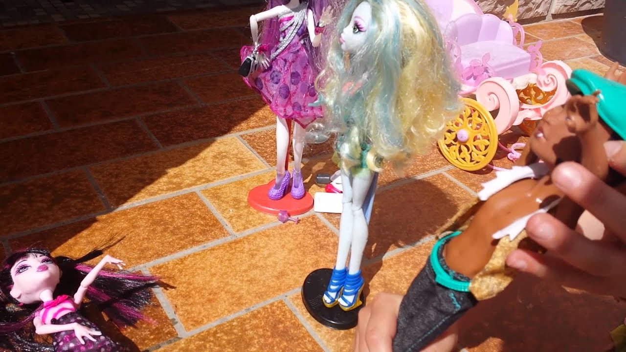 Monster high une histoire vraie à la cantine