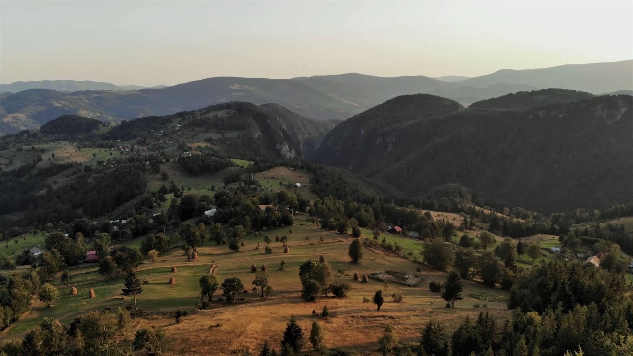 Seara peste Muntii Apuseni (4k)//  Evening over Apuseni Mountains