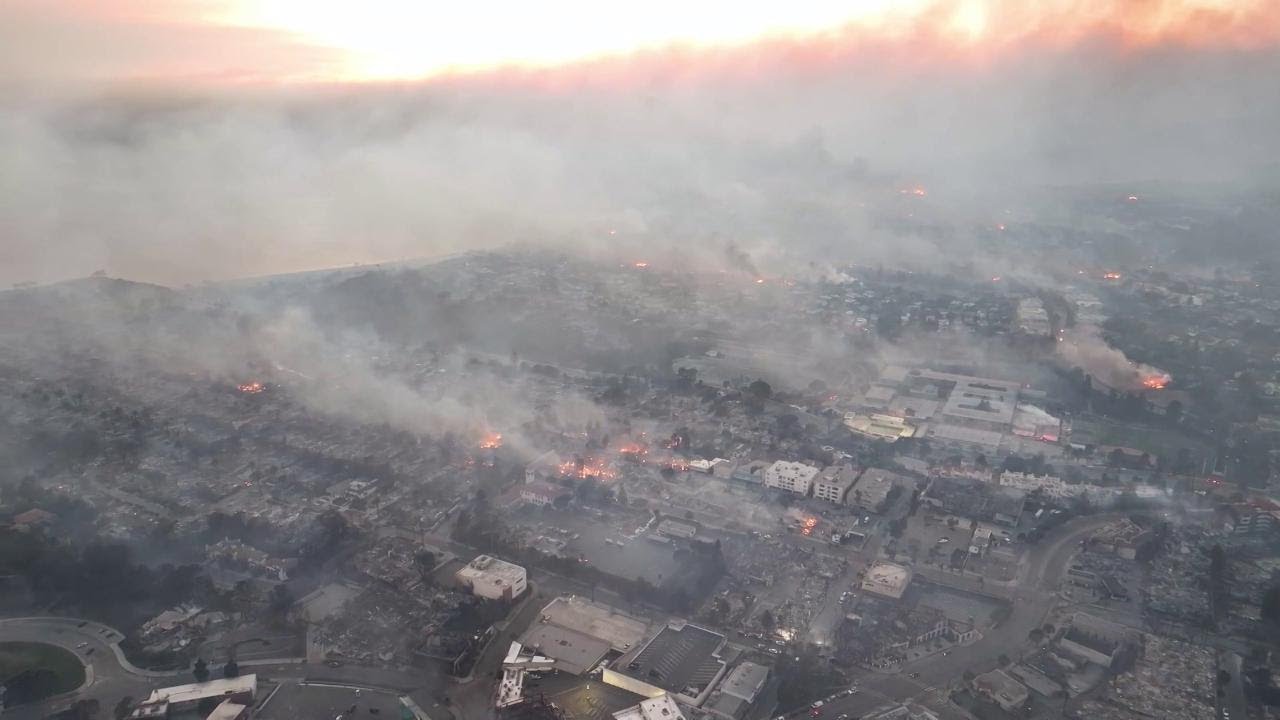 LOS ANGELES, interi quartieri distrutti dagli incendi: la devastazione ripresa dal drone