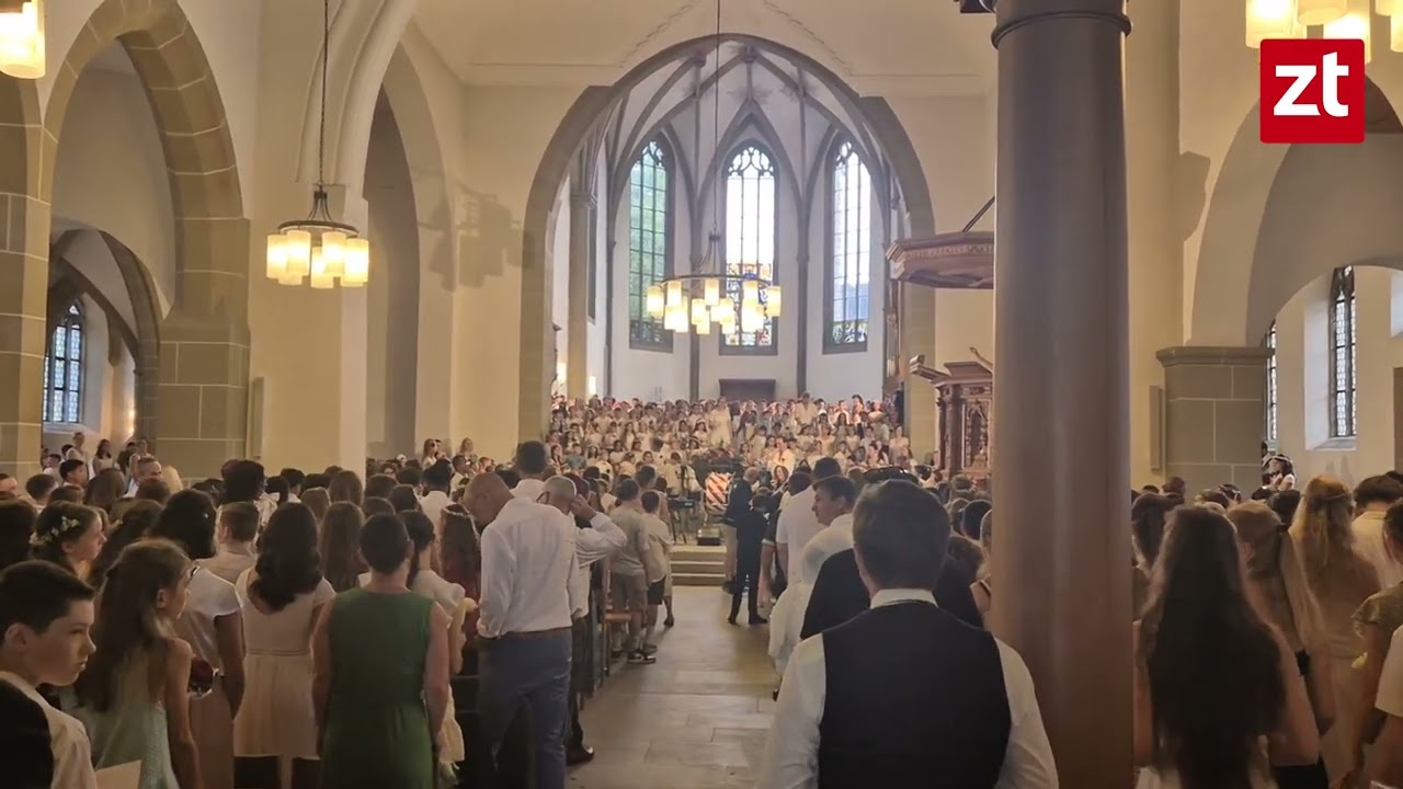 Zofinger Schulkinder singen 