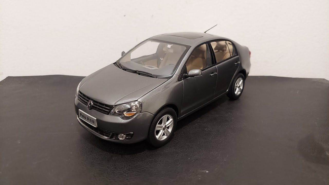 miniatura Volkswagen polo sedan escala 1/18 em detalhes