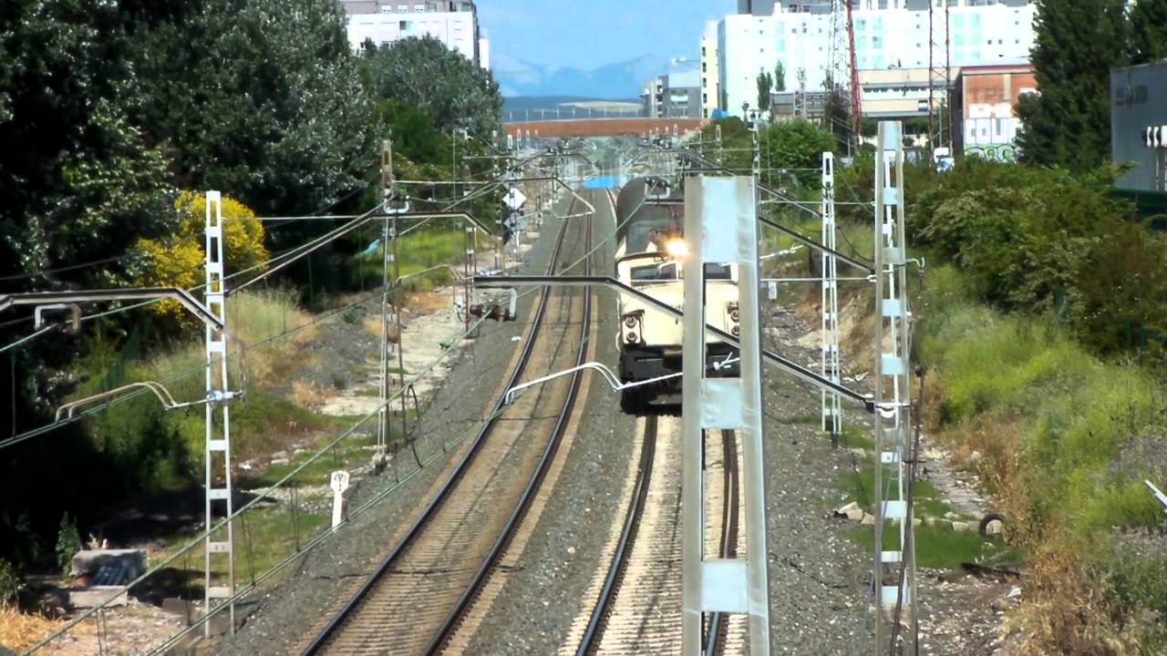 251-014 Renfe Mercancias a cargo del Irun-Trasona en Vitoria