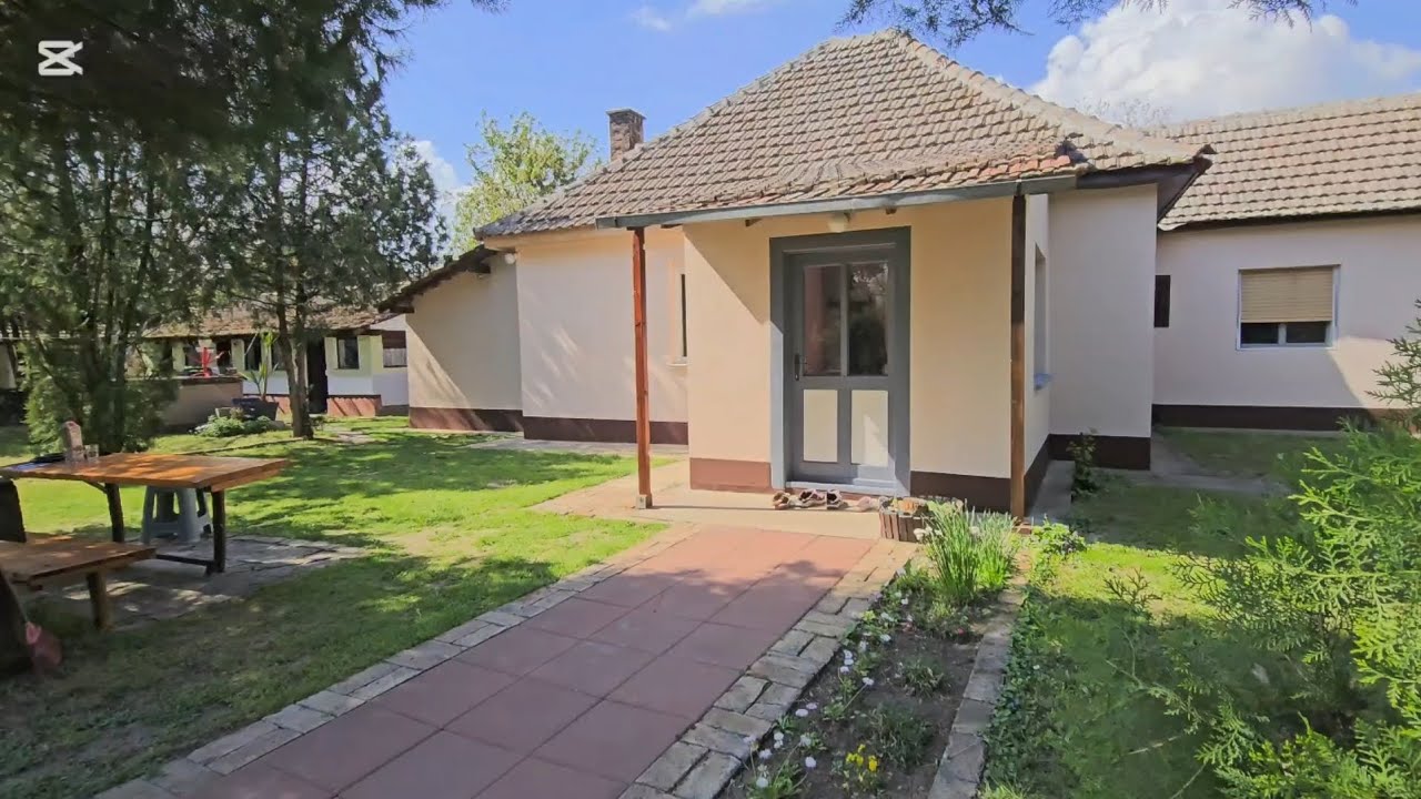 Prodaju se dve kuće na jednom placu – Palić – 2400m² zelene površine