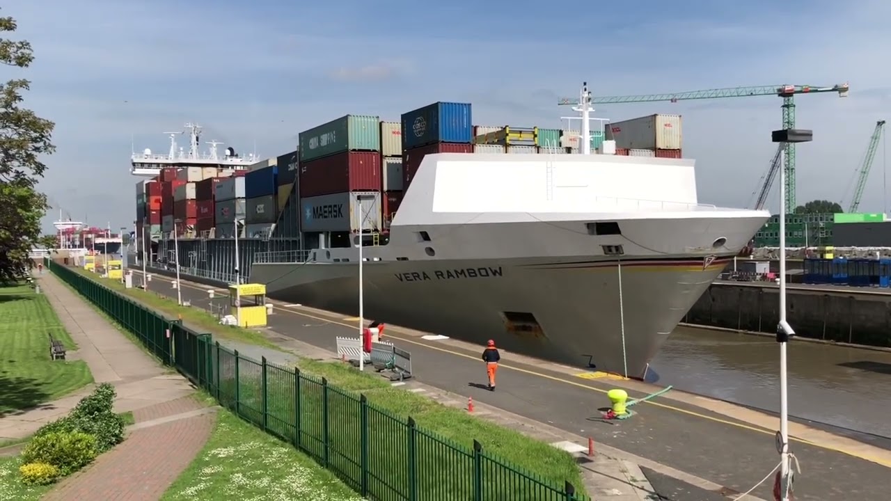 MS Vera Rambow fährt in die Schleuse Brunsbüttel ein