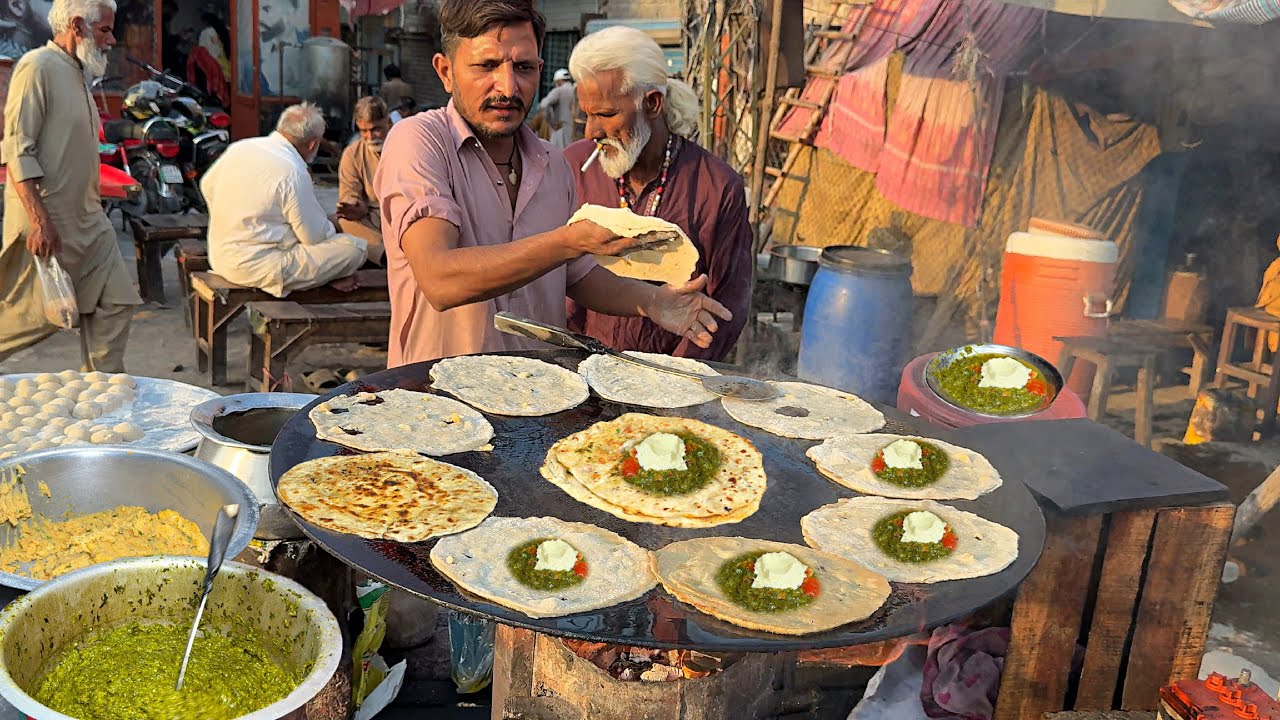 60/- Rs PAKISTANI SAAG PARATHA 😍 DESI STREET FOOD | SAAG MAKHAN & ALOO PARATHA - FOOD EATING VIDEO