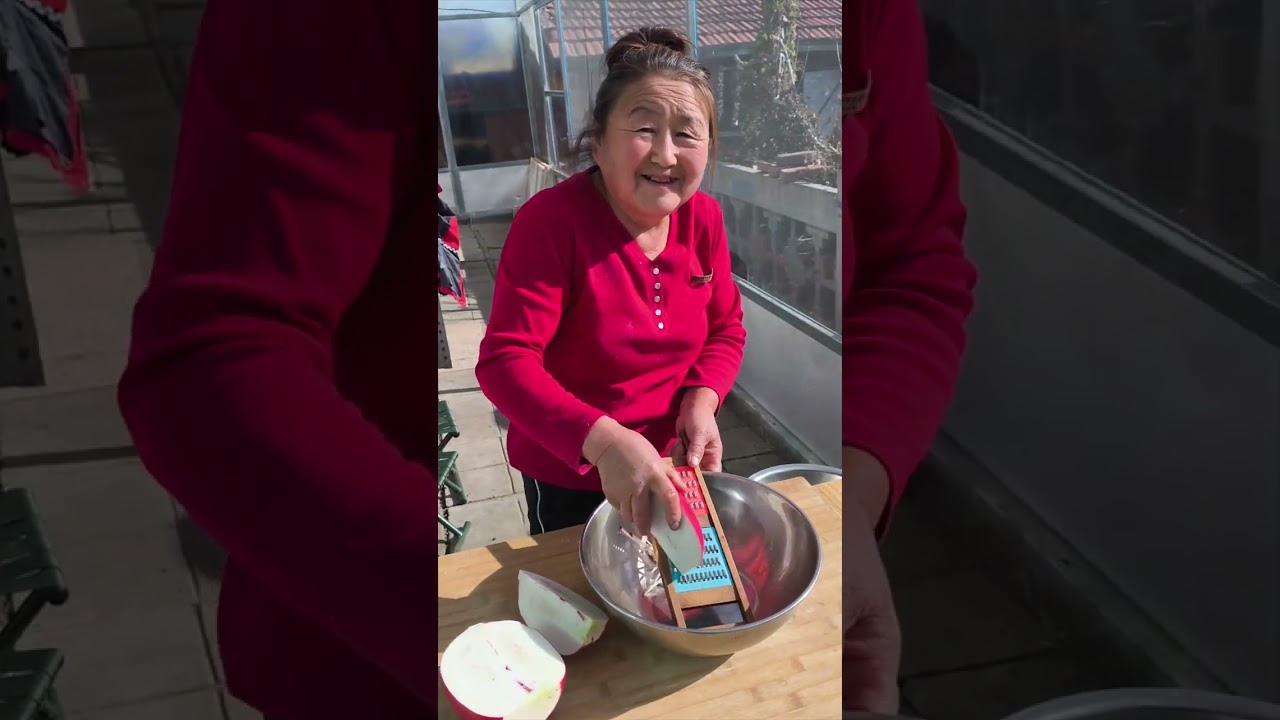 今天老妈把园子里的萝卜收拾回去  再烙油饼和萝卜汤 #农村生活 #农村美食 #萝卜 #新农人计划2025 #黑土地上的农村生活