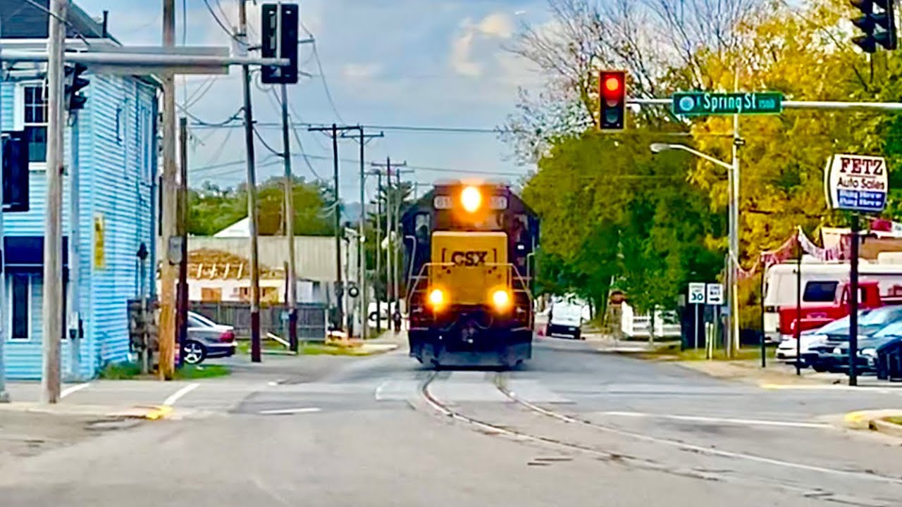 A rare CSX train coming  to New Albany and watch as this train makes memories of old times!