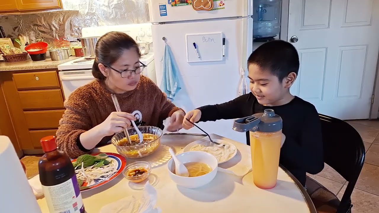 Hai mẹ con đi chợ, rồi nấu phở sườn bò đúng vị ngoài hàng