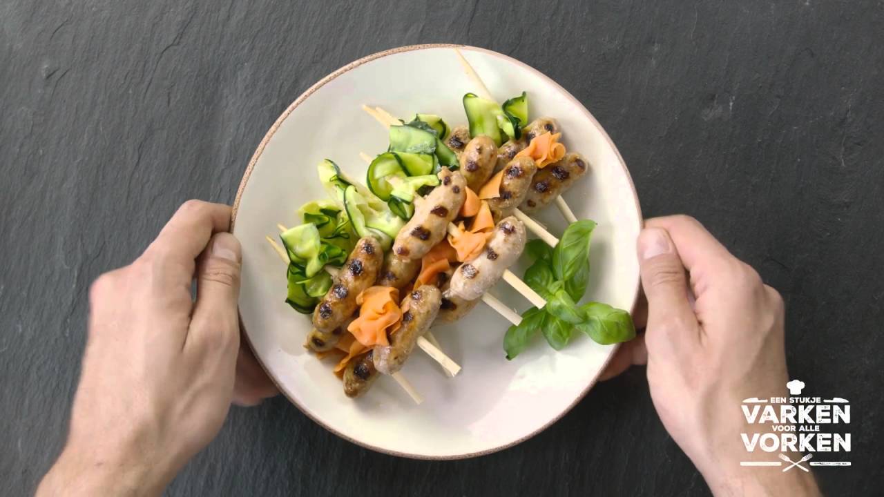 Spiesjes van varkensworst, courgette en wortel met ketchup