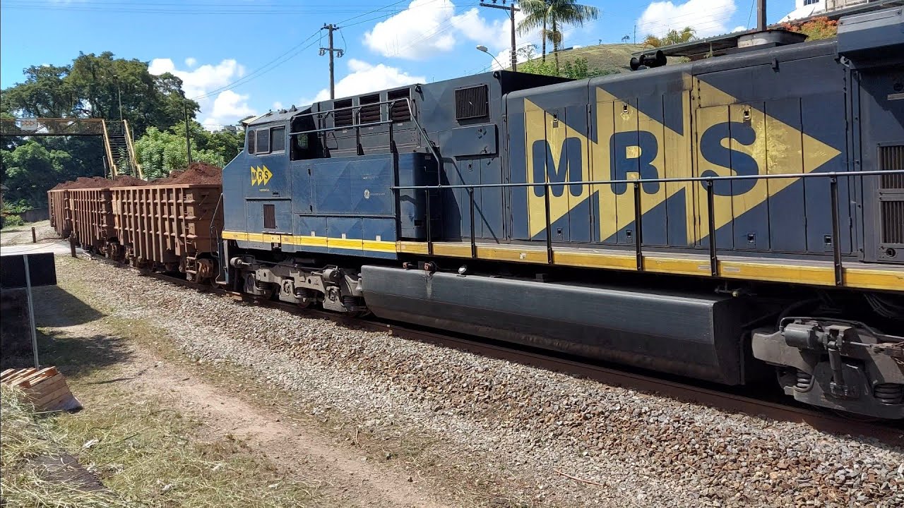 Trem com Vagões carregados descendo de contra fluxo e passando pela antiga Parada de Mestre Ivo