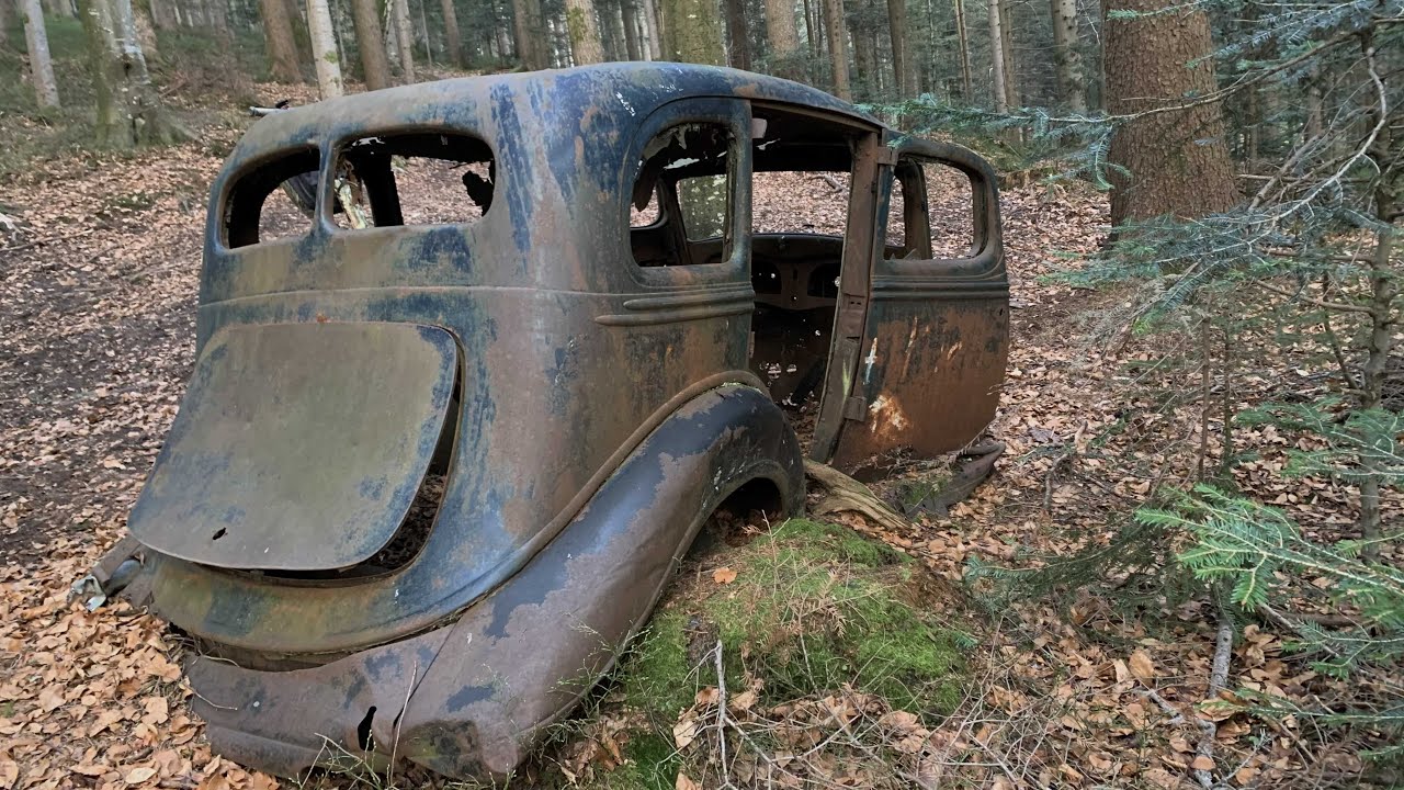 Autowrack mitten im Wald