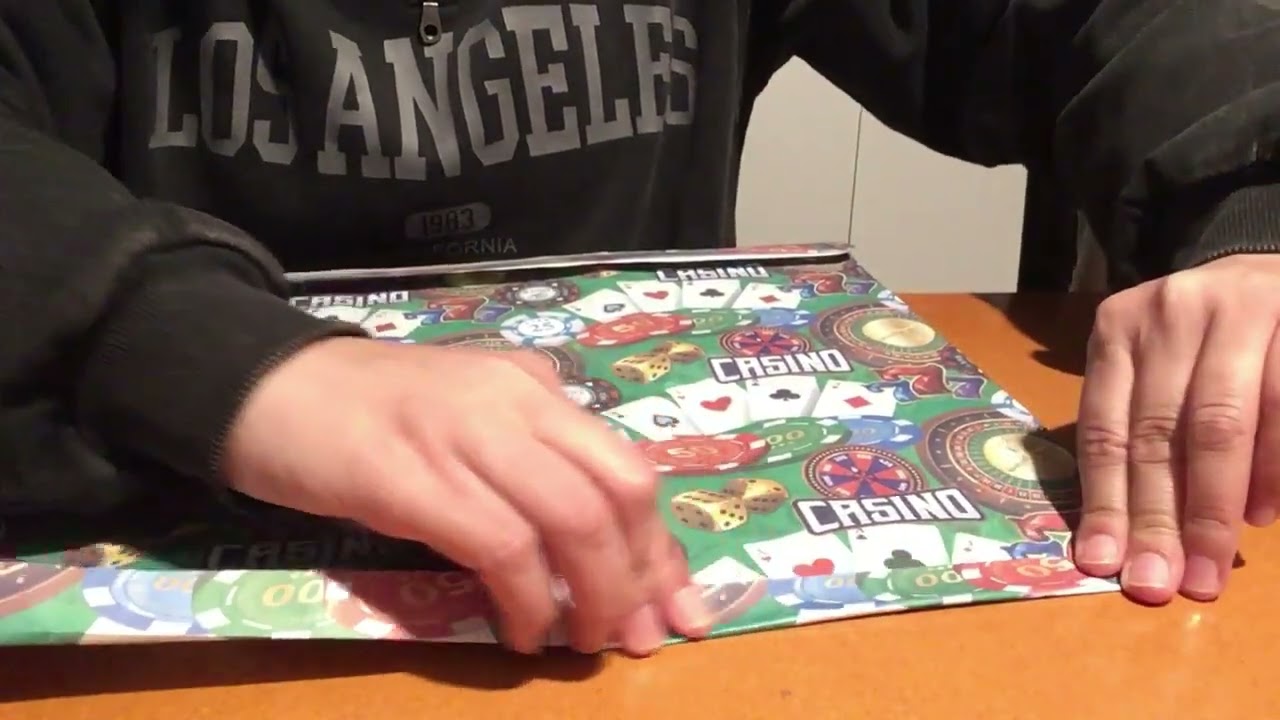Asmr envolviendo un regalo - gift wrapping #sonidosrelajantes