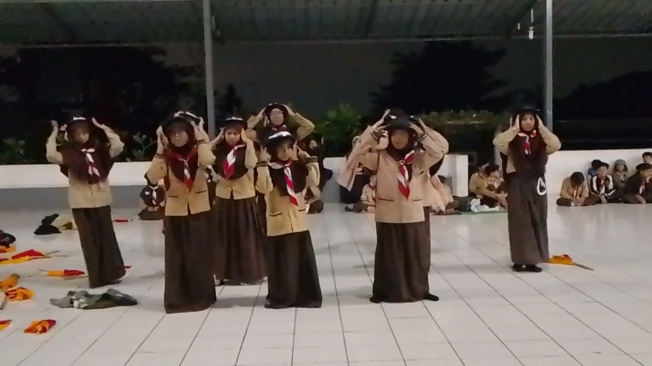 Penampilan ragam tarian oleh kelompok Lily