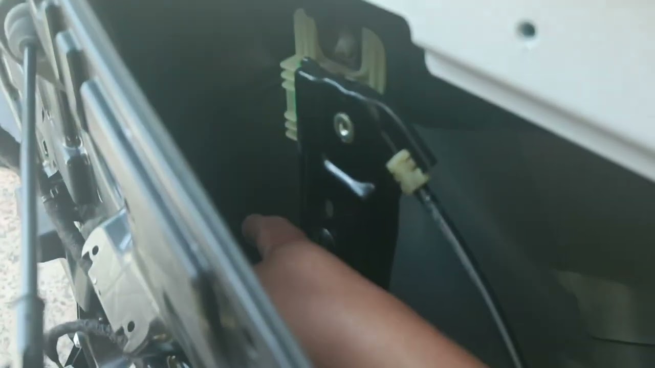 Volvo xc90 T6 Stuck lock handle door How to open a rear door that will not open