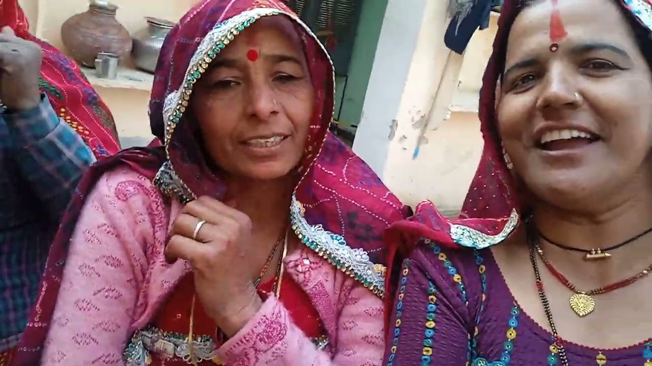 ससुर सास को पड़ी उतारने का गीत आज हम गए रामू का पास वाहां पर हमारी बहन की बहू सकरात पहनाई