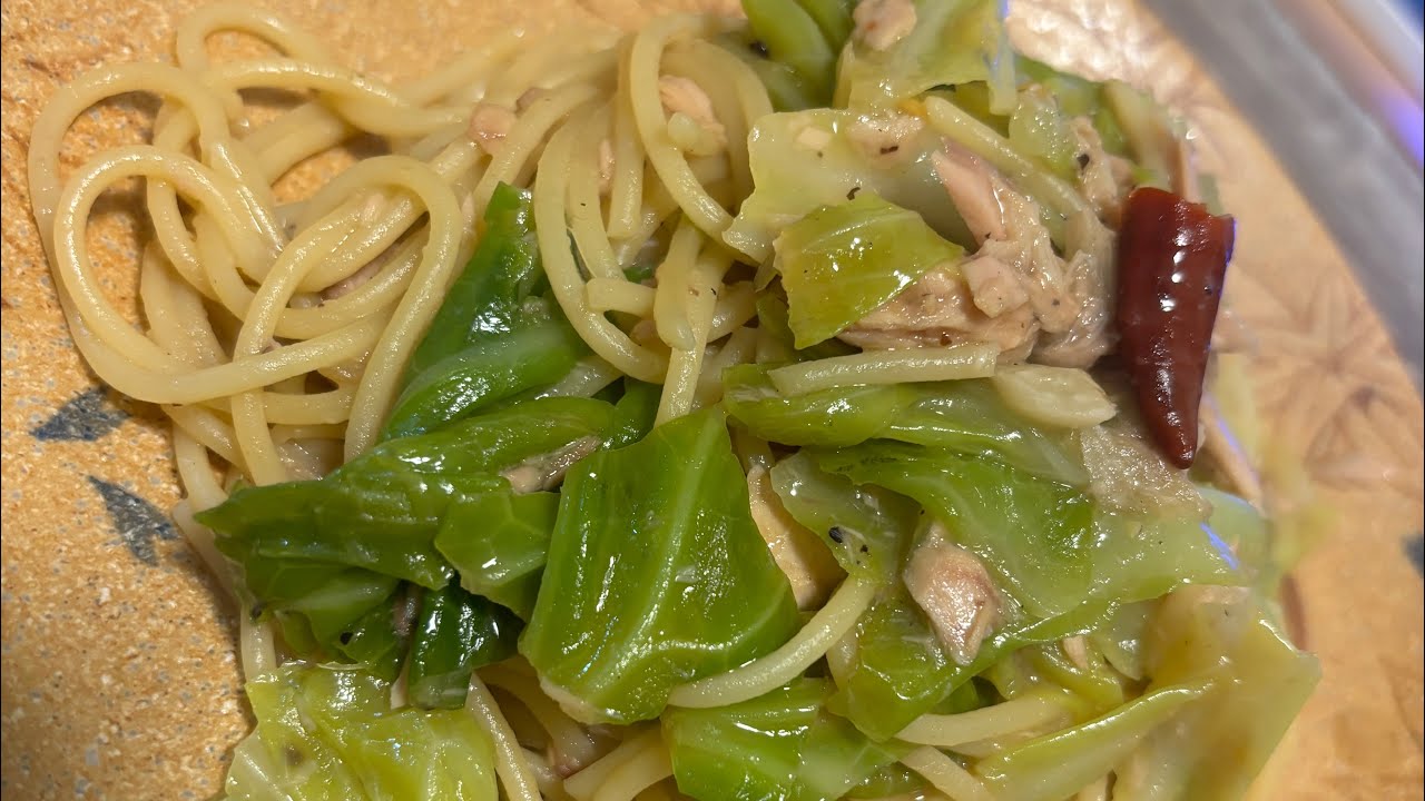 休日なので自炊休みにするハズが気づいたら雑談しながらキャベツとツナの和風ぺぺを作ってた動