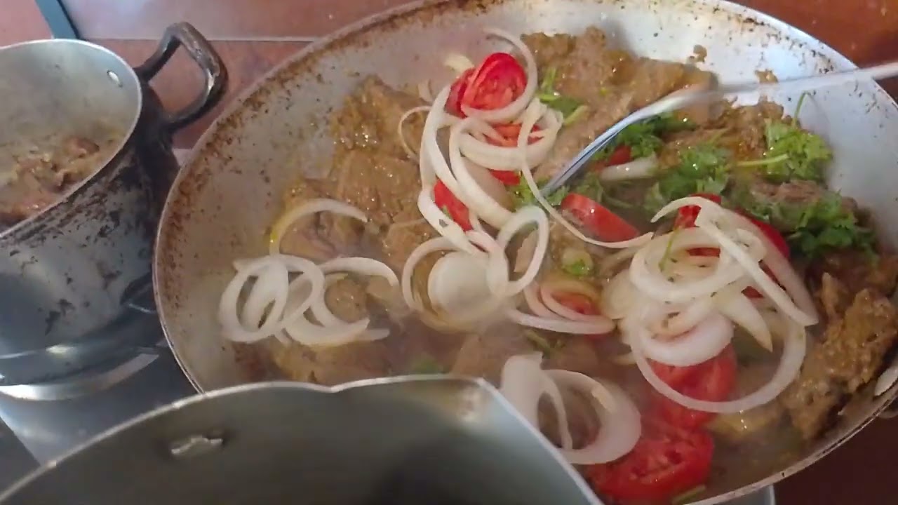 Meu almoço de hoje o fígado ao molho inglês com tomate cebola um arroz e o feijão