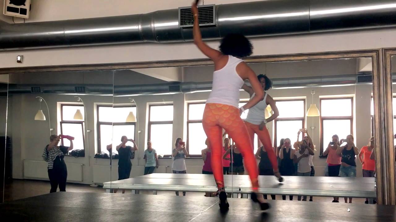 Ismaray Chac&oacute;n Aspirina - Columbia con abanico - Festival Calle de Timberos 2016