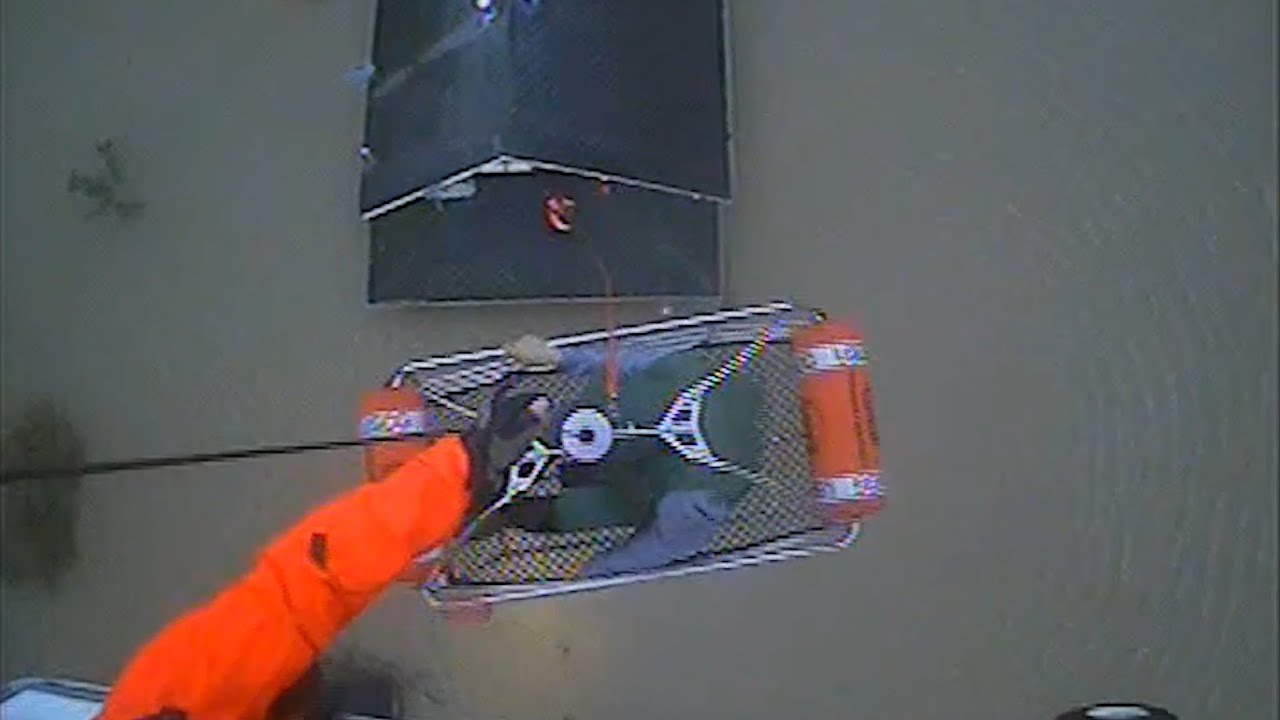 Экипаж Береговой охраны США спас двух человек из затопленного дома.