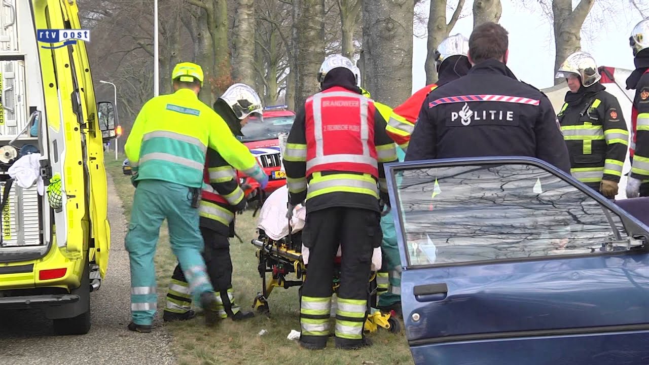 Automobiliste gewond na botsing tegen boom in De Krim