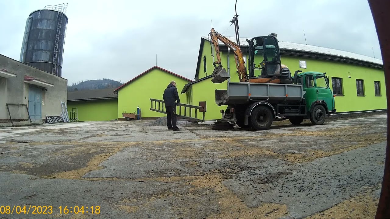 Nakládání bagru na sklopku Avia a31t, délka nájezdu 3m, case cx23