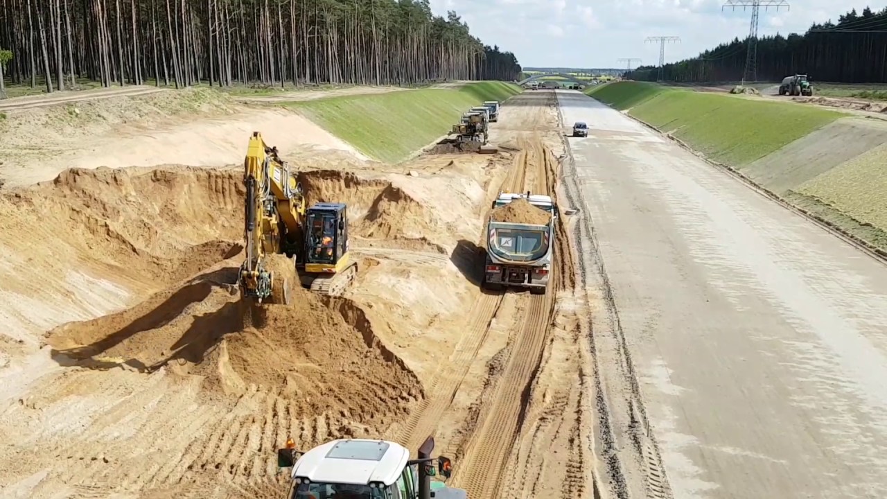 CAT 325F loading Deutz-Fahr Agrotron and MB Actros