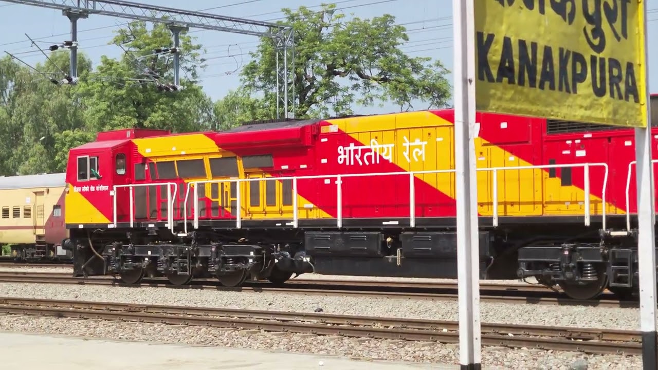 WAP5 crossing WDG4G, Special train departs Kanakpura Jaipur and meets BCNA 