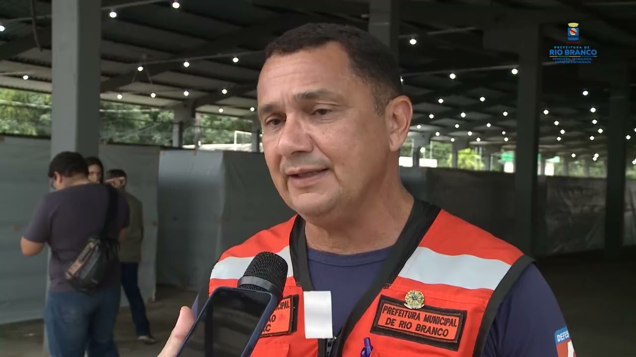 Famílias atingidas pela cheia do rio Acre começam a ser removidas para o Parque de Exposições