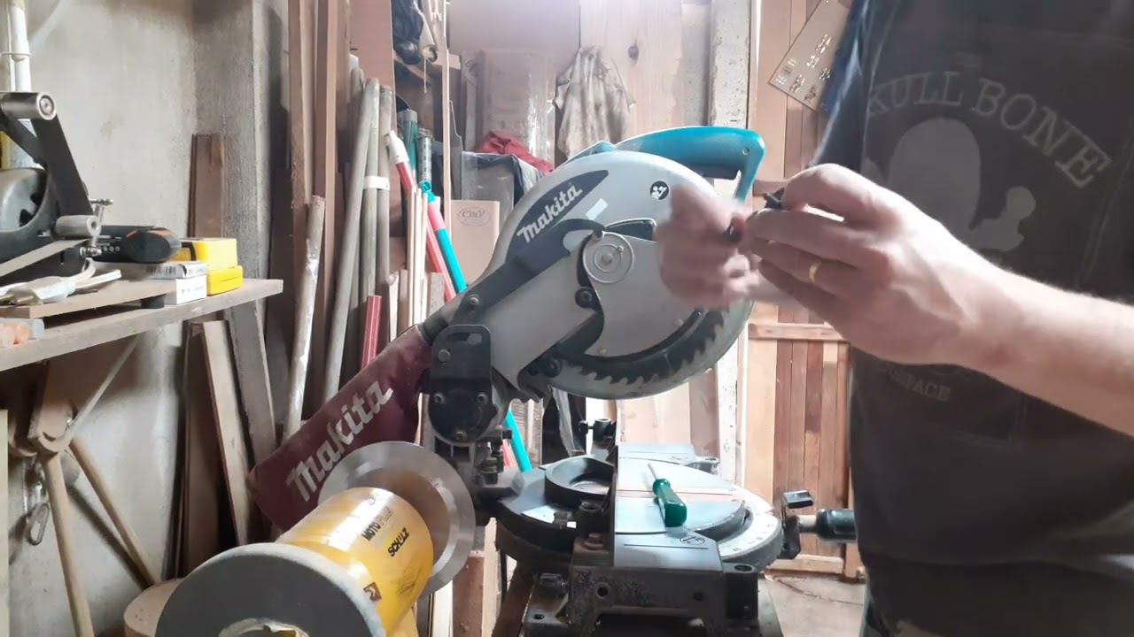 Ajuste da sistema de proteção da lamina da makita mls 100.