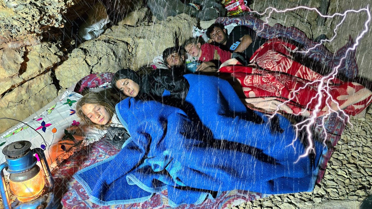 Heavy Rain and Severe Storm in the Mountains 😱 | Nomads Struggle to Survive in a Cave ⛈️⚡