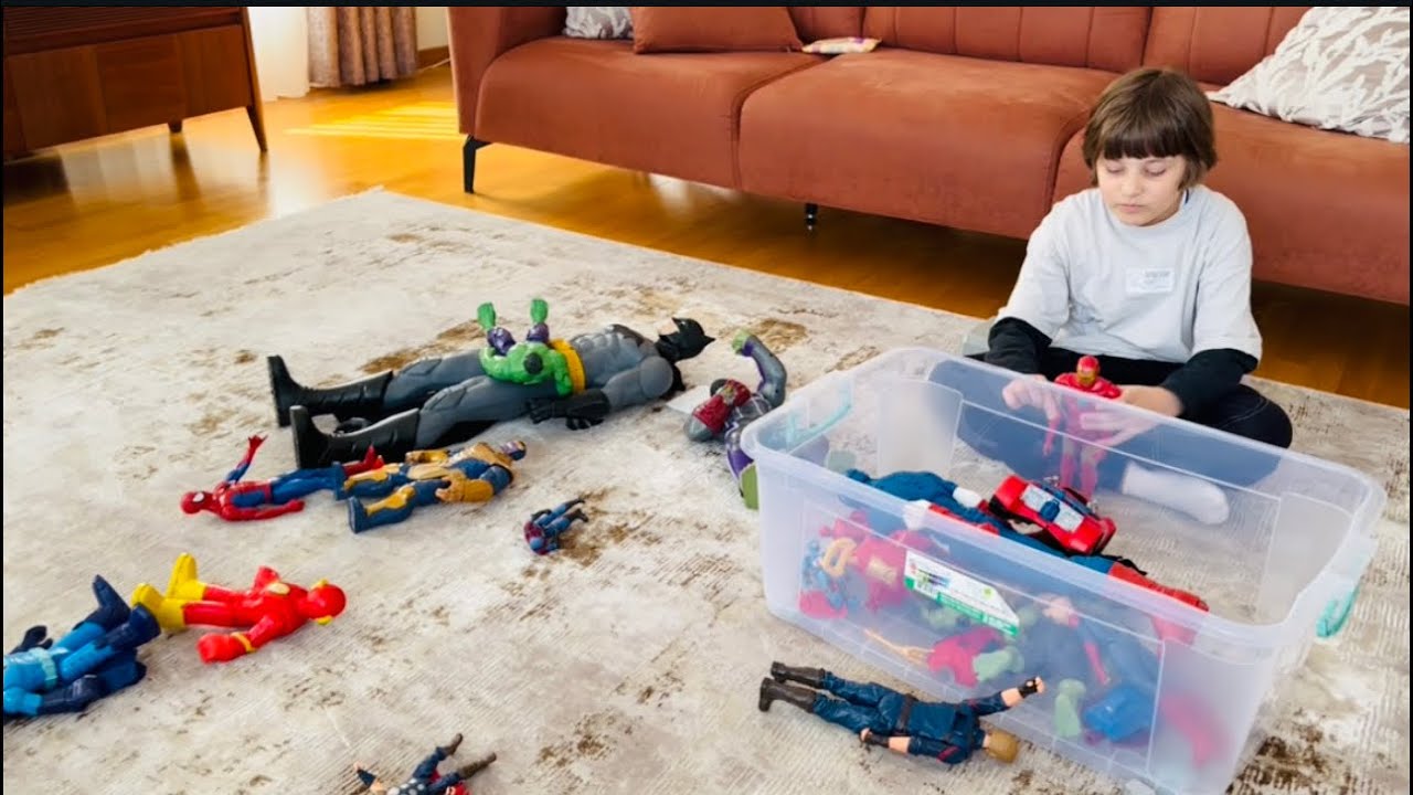 Yavuz Emre oyuncakları toplayacak kahramanlar kutusundaki &uuml;nl&uuml;ler