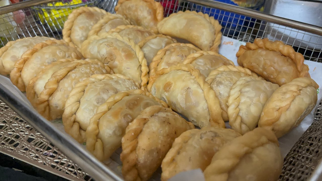 Holi special Khasta Gujiya Recipe | सूजी मावा की खस्ता गुजिया घर पर कैसे बनाएं । Madhu’s Recipes 
