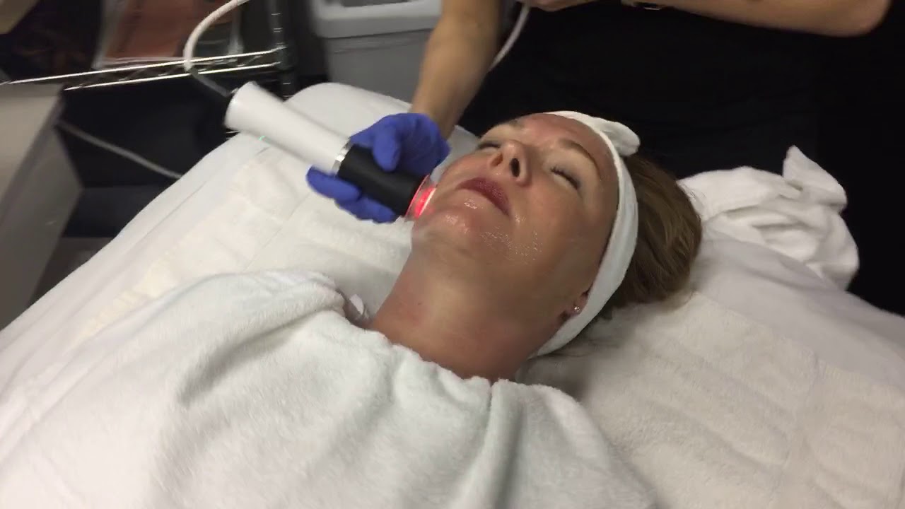 OxyGeneo Facial Demonstration